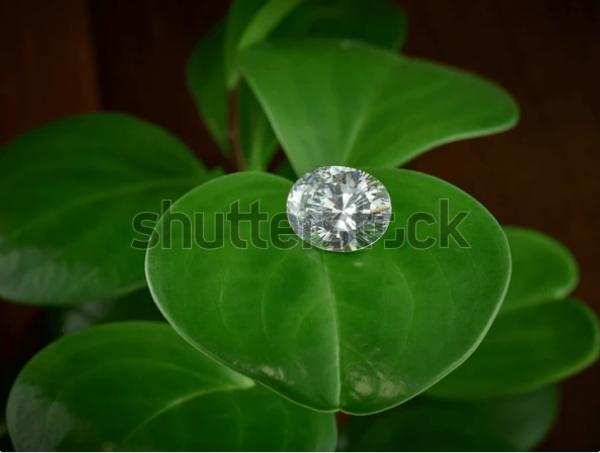 記事画像 「.人工ダイヤでひらく、新しい“本物”の輝き——物価高の時代に、サステナビリティと天然ダイヤの物語を編み直す」