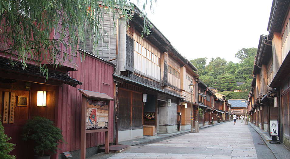 金沢 ひがし茶屋街の町並み。伝統的な茶屋建築と大正期の意匠を感じられる観光地