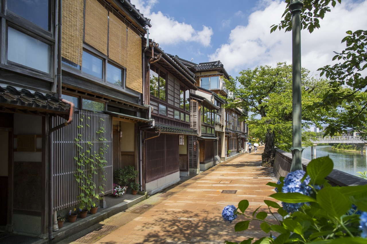 金沢 主計町茶屋街の町並みと浅野川沿いの景観。大正期の茶屋建築が残る