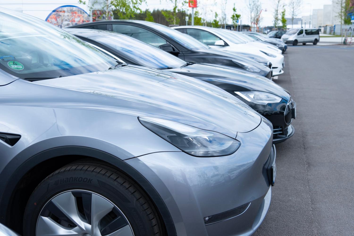 記事画像 「EVレンタカーはお得なのか、利用のメリットや充電方法と気になる費用感について解説」