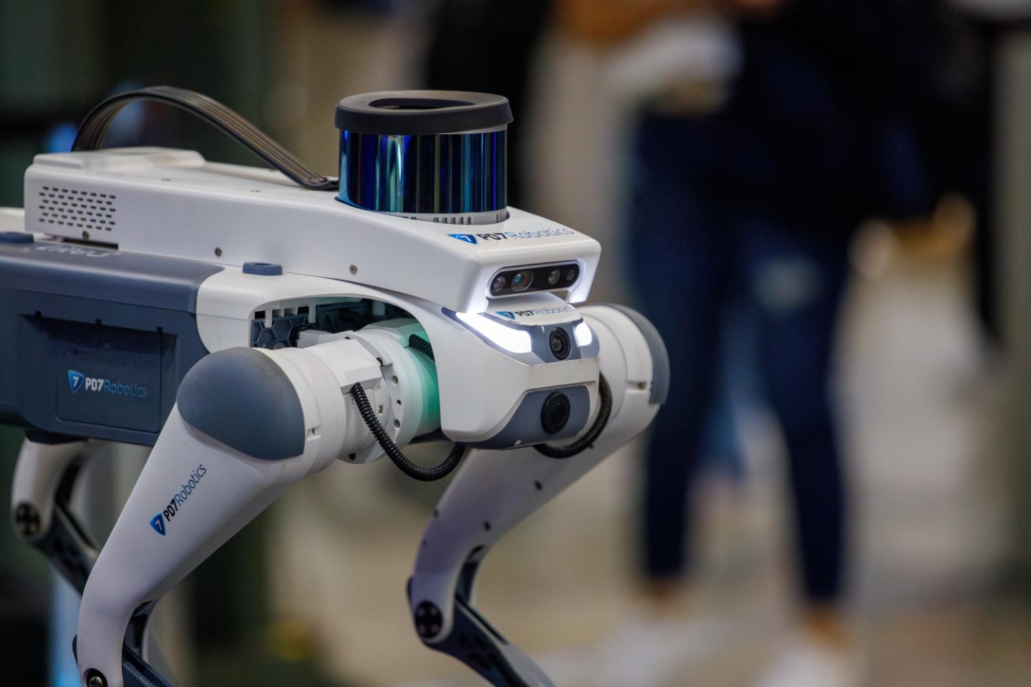 記事画像 「山道も走れる、人が乗れるライオン型ロボット「CORLEO（コルレオ）」とは？」