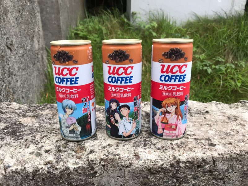 芦ノ湖限定エヴァンゲリオンデザインのUCCミルクコーヒー缶。レイ、シンジ＆カヲル、アスカのイラスト入り。