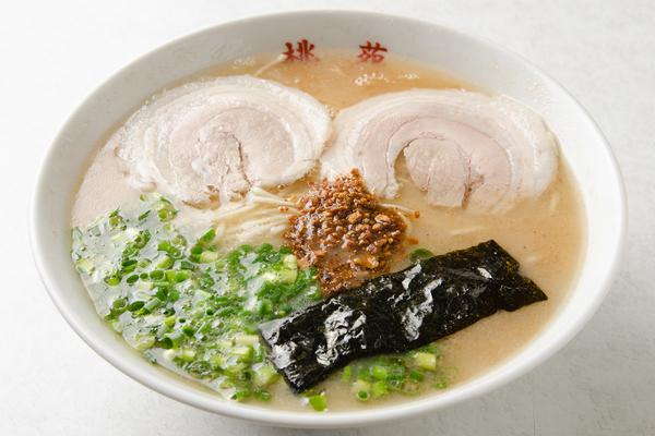 玉名ラーメン桃苑のとんこつラーメン。炒りニンニクとチャーシュー、自家製麺の組み合わせ